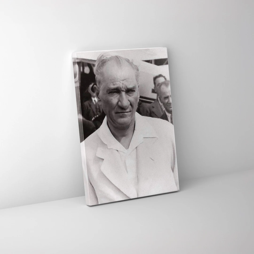 Beyazlar İçinde Atam Kanvas Tablo